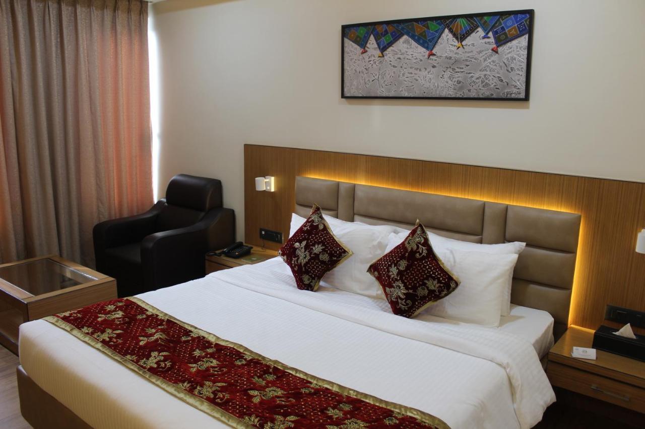 Hotel S R Continental Kalaburagi Zewnętrze zdjęcie